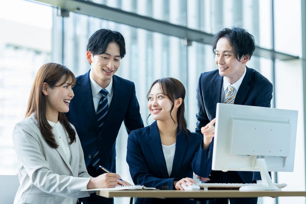 column0102_バックオフィスとは？業務内容から課題、具体的な効率化の方法まで徹底解説_挿入画像（働く風景複数人）